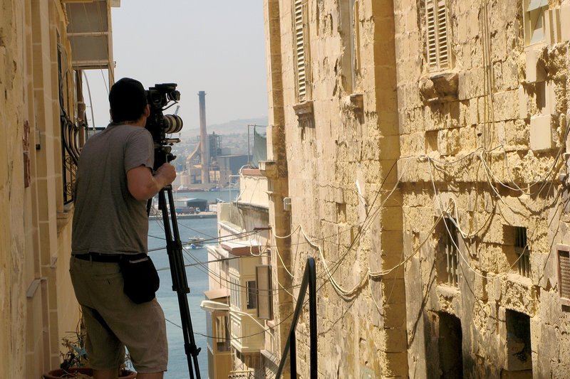 Dreh in Valletta, Malta, wohin Caravaggio, verbannt aus Rom und wegen Mordes zum Tode verurteilt, floh und 1608 das Monumentalgemälde „Die Enthauptung Johannes des Täufers“ malte. – Bild: ARTE France Dreh in Valletta, Malta, wohin Caravaggio, verbannt aus Rom und wegen Mordes zum Tode verurteilt, floh und 1608 das Monumentalgemälde „Die Enthauptung Johannes des Täufers“ malte. – Bild: ARTE France