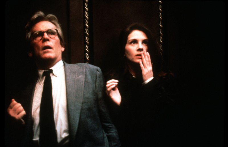 Bei gemeinsamen Recherchen werden Jungreporterin Sabrina Petersen (Julia Roberts) und Star-Kolumnist Peter Brackett (Nick Nolte) in einem defekten Aufzug eingeschlossen. – Bild: ORF