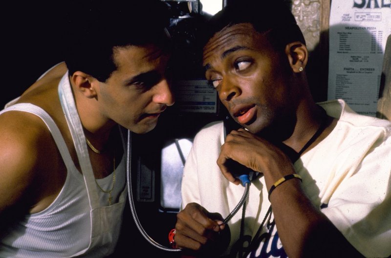 Pino (John Turturro, l.), der Sohn eines Pizzeria Besitzers, wohnt schon seit seiner Geburt in Brooklyn. Dennoch hat er eine Abneigungen sowohl gegen die schwarzen Nachbarn als auch gegen Mookie (Spiek Lee, r.), den Angestellten seines Vaters ... – Bild: 1989 Universal City Studios, Inc. All Rights Reserved. Lizenzbild frei Pino (John Turturro, l.), der Sohn eines Pizzeria Besitzers, wohnt schon seit seiner Geburt in Brooklyn. Dennoch hat er eine Abneigungen sowohl gegen die schwarzen Nachbarn als auch gegen Mookie (Spiek Lee, r.), den Angestellten seines Vaters ... – Bild: 1989 Universal City Studios, Inc. All Rights Reserved. Lizenzbild frei
