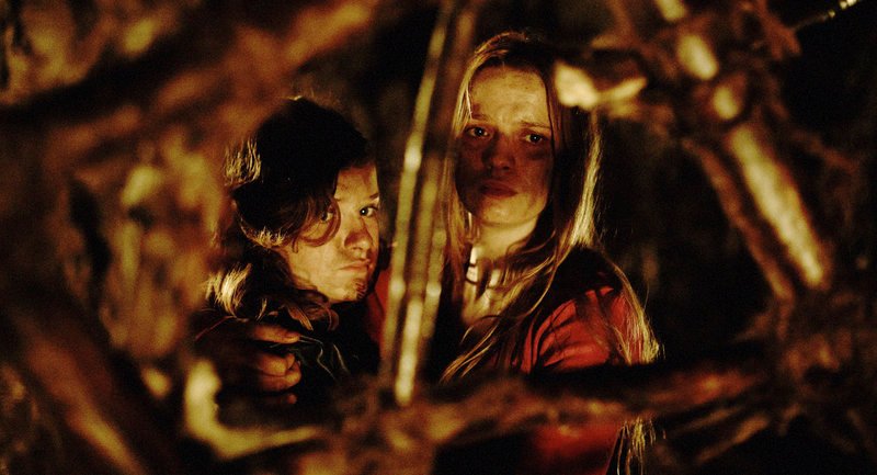 Elodie (Manon Tournier,l.) und Patricia (Élise Otzenberger) sind von den Neandertalern verschleppt worden. – Bild: TMG