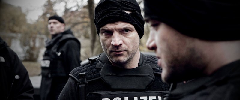 Mendes (Misel Maticevic, l.) und Kevin (Ronald Zehrfeld, r.) besprechen den missglückten SEK-Einsatz. – Bild: ZDF und Christian Stangassinger Mendes (Misel Maticevic, l.) und Kevin (Ronald Zehrfeld, r.) besprechen den missglückten SEK-Einsatz. – Bild: ZDF und Christian Stangassinger