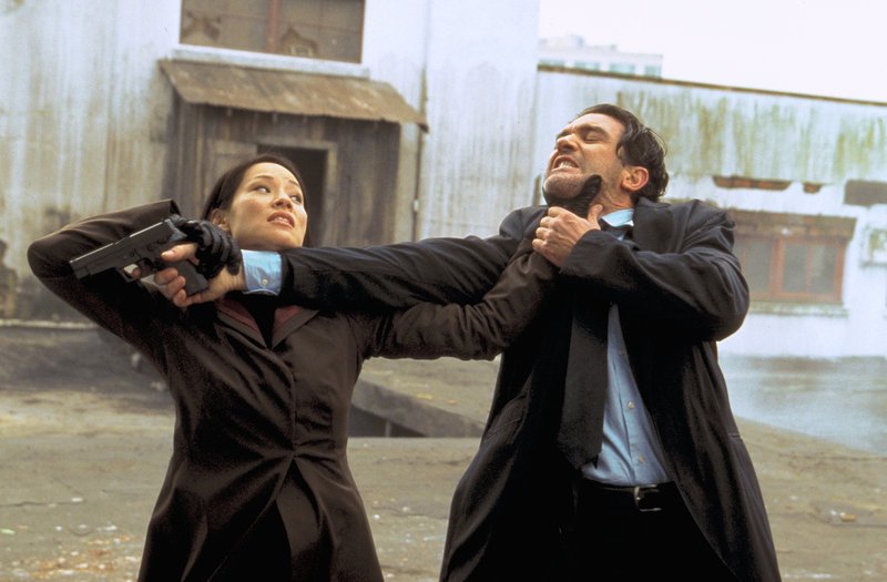 FBI-Agent Jonathan Ecks (Antonio Banderas) wird beauftragt, Sever (Lucy Liu), Mitarbeiterin der NSA, zu töten. – Bild: Kineos