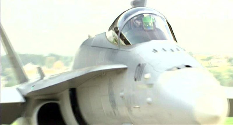 Klein aber fein: Die Schweizer Luftwaffe ist mit modernsten Kampfjets des Typs F/​A-18 Hornet ausgerüstet, die auch auf US-Flugzeugträgern ihren Dienst verrichten. N24-Reporter Guido Schmidtke durfte zwei Jagdpiloten bei einem Überwachungsflug inklusive Luftkampf beobachten. Ein weiteres Aushängeschild sind die spektakulären Flugmanöver der „Patrouille Suisse“. Und das Lufttransportgeschwader 6 in Alpnach startet mit Puma-Hubschraubern zu Rettungsmissionen ins Gebirge … – Bild: N24 Doku