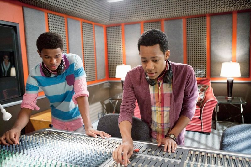 Kris (Trevor Jackson, l.) und sein bester Freund Cyrus (Tyler James Williams) tüfteln an einem neuen Song. – Bild: MG RTL D