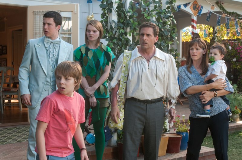 L-R: Anthony (Dylan Minnette), Alexander (Ed Oxenbould), Emily (Kerris Dorsey), Ben (Steve Carell) und Kelly (Jennifer Garner) mit Baby Zoey (Elise Vargas). – Bild: VOX L-R: Anthony (Dylan Minnette), Alexander (Ed Oxenbould), Emily (Kerris Dorsey), Ben (Steve Carell) und Kelly (Jennifer Garner) mit Baby Zoey (Elise Vargas). – Bild: VOX
