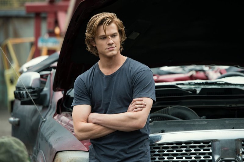 Tripp (Lucas Till) arbeitet neben der High School auf einem Schrottplatz, auf dem er seinen eigenen Truck zusammenbaut. Im Inneren des Wagens findet er Außergewöhnliches ... – Bild: 2016 Paramount Pictures. All Rights Reserved./Kimberley French Lizenzbild frei Tripp (Lucas Till) arbeitet neben der High School auf einem Schrottplatz, auf dem er seinen eigenen Truck zusammenbaut. Im Inneren des Wagens findet er Außergewöhnliches ... – Bild: 2016 Paramount Pictures. All Rights Reserved./Kimberley French Lizenzbild frei