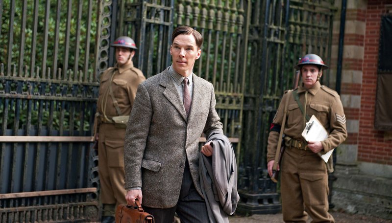 Der brillante Mathematikprofessor Alan Turing (Benedict Cumberbatch) stellt sich beim britischen Militär in der Spionagezentrale Bletchley Park vor. Er möchte die deutsche Chiffriermaschine Enigma knacken. – Bild: ARD Degeto/​Black Bear Picture/​BR