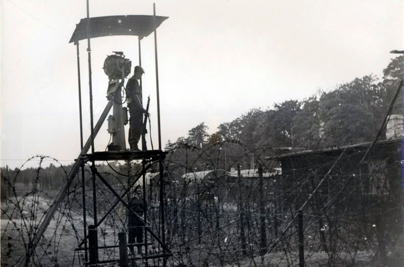 Wachturm der Briten vor dem Lager. Weitere Fotos erhalten Sie auf Anfrage. – Bild: NDR/Litzmann Archiv Wachturm der Briten vor dem Lager. Weitere Fotos erhalten Sie auf Anfrage. – Bild: NDR/Litzmann Archiv