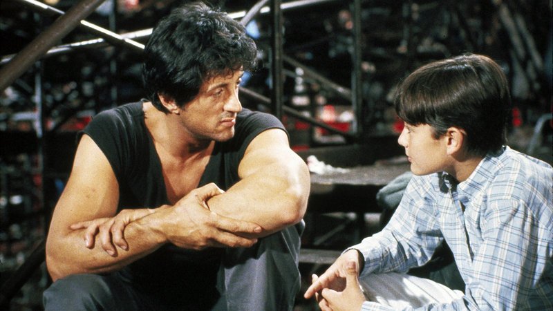 Linc Hawk (Sylvester Stallone) mit seinem Sohn Michael (David Mendenhall) – Bild: RTL Zwei