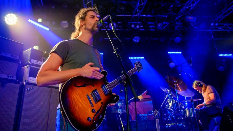 „Colour Haze“ aus München sind seit vielen Jahren eine Institution der deutschen Psychedelic & Heavy Rock Szene – 2019 feiern sie gar ihr 25-jähriges Bühnenjubiläum. – Sänger und Gitarrist Stefan Koglek (l) und Drummer Manfred Merwald (r). – Bild: WDR/Thomas von der Heiden „Colour Haze“ aus München sind seit vielen Jahren eine Institution der deutschen Psychedelic & Heavy Rock Szene – 2019 feiern sie gar ihr 25-jähriges Bühnenjubiläum. – Sänger und Gitarrist Stefan Koglek (l) und Drummer Manfred Merwald (r). – Bild: WDR/Thomas von der Heiden