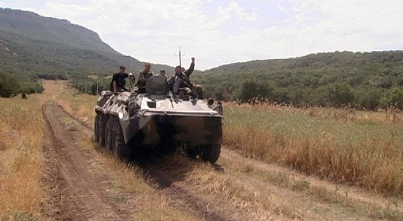 Zu der Arbeit der Sondereinheit OMON zählt vor allem das Ausheben von Unterschlupfen der Terroristen in den Bergwäldern und Städten Dagestans. – Bild: N24 Doku