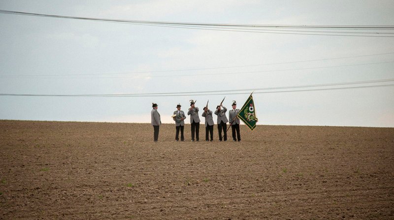 Die Schützen mit einem letzten Salut für ihren verstorbenen Schützenbruder. – Bild: MDR/​Domenik Schuster