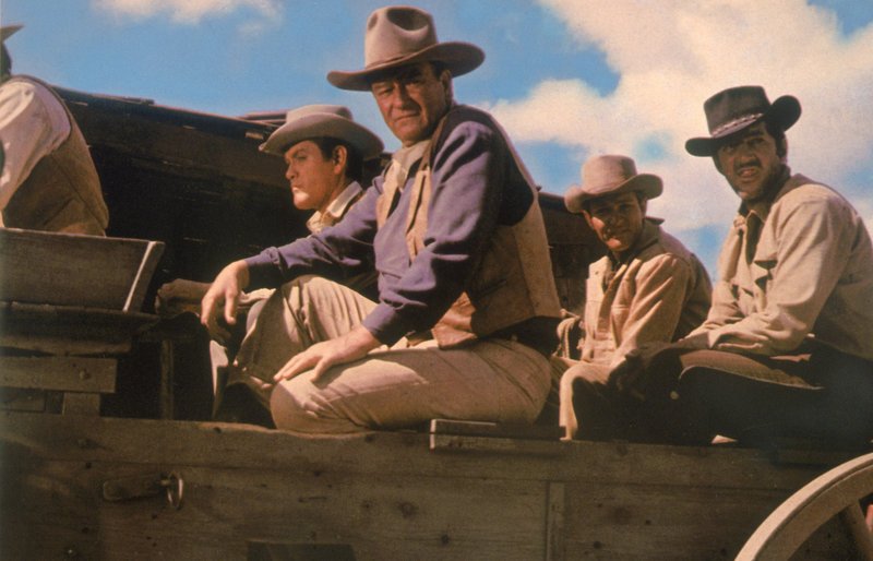 Die vier Elder Brüder (von links nach rechts) Bud (Michael Anderson Jr.), John (John Wayne), Matt (Earl Holliman) und Tom (Dean Martin) werden vom Sheriff aus der Stadt gebracht. – Bild: ZDF und Lucien Ballard