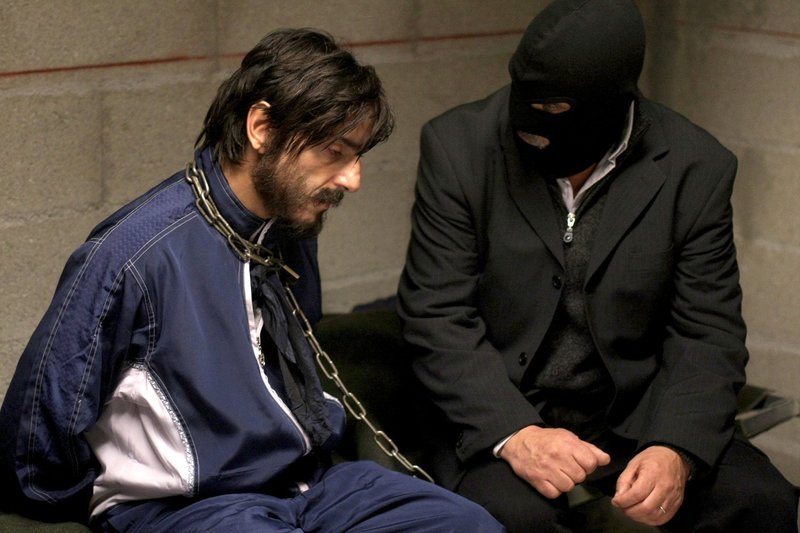 Der französische Unternehmer Stanislas Graff (Yvan Attal) wird von einem seiner maskierten Kidnapper gepeinigt. – Bild: rbb/​Degeto/​Agat Films & Cie