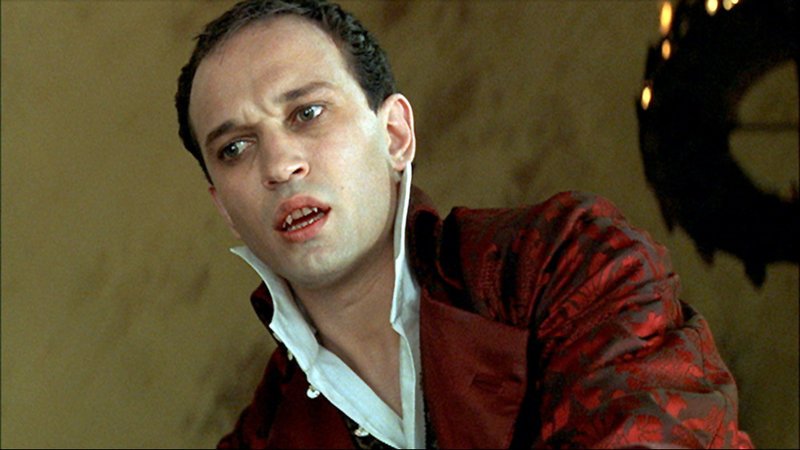 Der Vampir Marius (Vincent Pérez) hat Lestat einst ‚erschaffen‘. – Bild: RTL Zwei