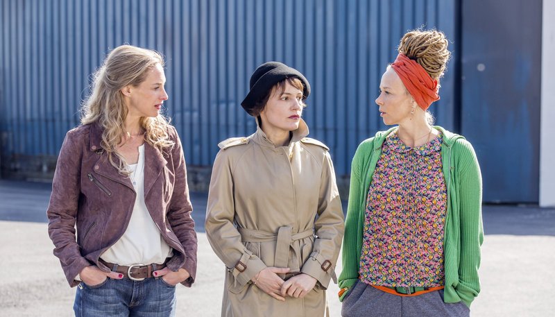 Alice (Sophie von Kessel, li.), Sascha (Nicolette Krebitz, Mitte) und Karla (Katja Riemann) planen ein Comeback mit ihrer Girl-Band „ChiX“ und wollen ihr Revival am Ort ihres größten Erfolgs feiern, in „Roy’s Club“. – Bild: ARD Degeto/Frank Dicks Alice (Sophie von Kessel, li.), Sascha (Nicolette Krebitz, Mitte) und Karla (Katja Riemann) planen ein Comeback mit ihrer Girl-Band „ChiX“ und wollen ihr Revival am Ort ihres größten Erfolgs feiern, in „Roy’s Club“. – Bild: ARD Degeto/Frank Dicks