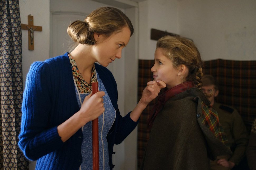 Irmgard 1953 (Anna Unterberger) und Adelgunde Kramer 1953 (Zita Gaier) im Haus der Familie. – Bild: ORF Irmgard 1953 (Anna Unterberger) und Adelgunde Kramer 1953 (Zita Gaier) im Haus der Familie. – Bild: ORF