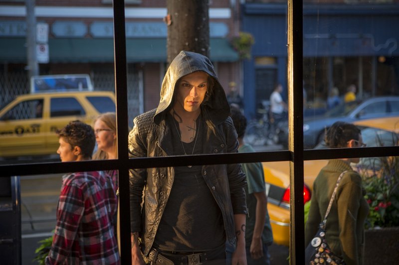 Schattenjäger Jace (Jamie Campbell Bower) gehört einem Geheimbund von Halbengel-Kriegern an, die im stetigen Kampf gegen Dämonen, Werwölfe und Vampire sind ... – Bild: 2013 Constantin Film Verleih GmbH. Lizenzbild frei Schattenjäger Jace (Jamie Campbell Bower) gehört einem Geheimbund von Halbengel-Kriegern an, die im stetigen Kampf gegen Dämonen, Werwölfe und Vampire sind ... – Bild: 2013 Constantin Film Verleih GmbH. Lizenzbild frei