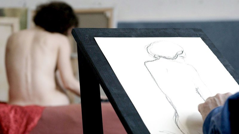 Klimt beim Aktzeichnen. – Bild: ZDF und ORF/​Vermeer-Film.