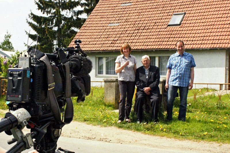 NDR Fernsehen UNSERE GESCHICHTE – ALS WIR UNSER HAUS BAUTEN , am Mittwoch (21.08.13) um 21:00 Uhr. Familie Witzke Grambow/ Mecklenburg: Ewald Witzke erhielt im Zuge der DDR Bodenreform 1950 eine „Neusiedlerstelle“ mit eigenem Haus. – Bild: NDR/Christian Mangels NDR Fernsehen UNSERE GESCHICHTE – ALS WIR UNSER HAUS BAUTEN , am Mittwoch (21.08.13) um 21:00 Uhr. Familie Witzke Grambow/ Mecklenburg: Ewald Witzke erhielt im Zuge der DDR Bodenreform 1950 eine „Neusiedlerstelle“ mit eigenem Haus. – Bild: NDR/Christian Mangels