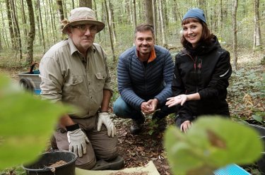 Gemeinsam mit dem Bodenbiologen Otto Ehrmann (li.) gehen die ?Xenius?-Moderatoren Gunnar Mergner (Mi.) und Emilie Langlade (re.) auf die Jagd nach dem Badischen Riesenregenwurm. – Bild: BR Fernsehen Gemeinsam mit dem Bodenbiologen Otto Ehrmann (li.) gehen die ?Xenius?-Moderatoren Gunnar Mergner (Mi.) und Emilie Langlade (re.) auf die Jagd nach dem Badischen Riesenregenwurm. – Bild: BR Fernsehen