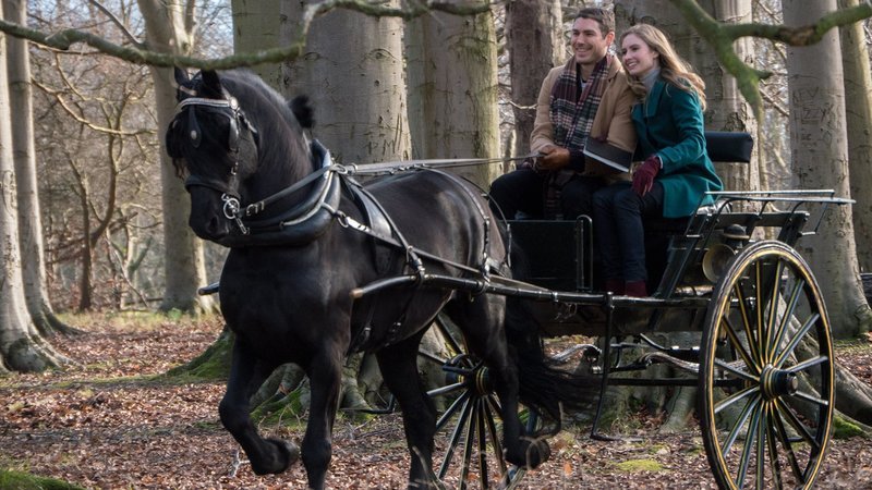L-R: Tom (Robbie Silverman) und Darcy (Caitlin Thompson) – Bild: Disney