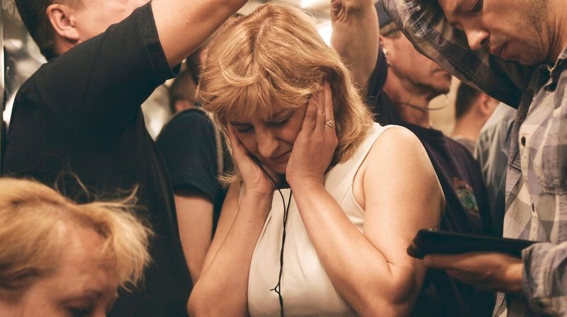 Seit 2014 brodelt in der Ukraine ein Krieg, der die Menschen traumatisiert. Die 50-jährige Oksana kämpft nach ihrer Soldatenzeit mit den psychischen Folgen ihrer Erlebnisse. – Bild: MDR/Oleksiy Kuchma Seit 2014 brodelt in der Ukraine ein Krieg, der die Menschen traumatisiert. Die 50-jährige Oksana kämpft nach ihrer Soldatenzeit mit den psychischen Folgen ihrer Erlebnisse. – Bild: MDR/Oleksiy Kuchma