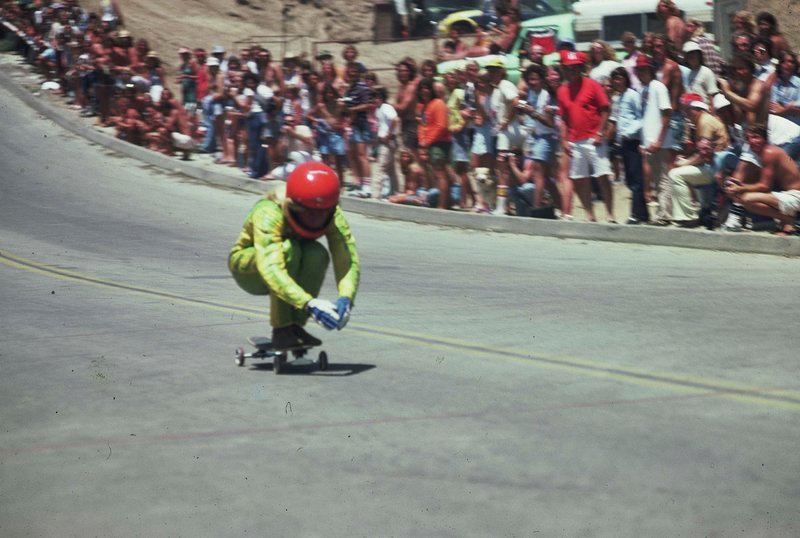 Waldo Autry performs at the Signal Hill Speed Run in Signal Hill, California on June 27 in 1976. Autry created his own wheels in an attempt to improve speed. – Bild: Outsider Pictures