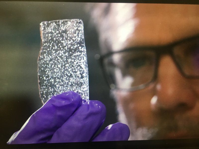 Zeitkapseln für uralte Luft: In Eis eingeschlossene Blasen, die aus der Antarktis geborgen wurden, liefern Daten der Luftzusammensetzung von einst. – Bild: ZDF und Doug Hamilton.