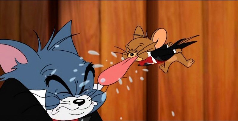Tom und Jerrys (re.) Feindseligkeiten stehen ihnen immer wieder im Weg, so dass sich die Ermittlungen äußerst schwierig gestalten. – Bild: SUPER RTL