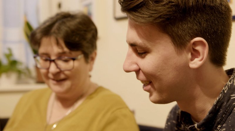 Cedric versteht sich heute wieder gut mit seiner Mutter. – Bild: WDR/​Fleming Postproduktion