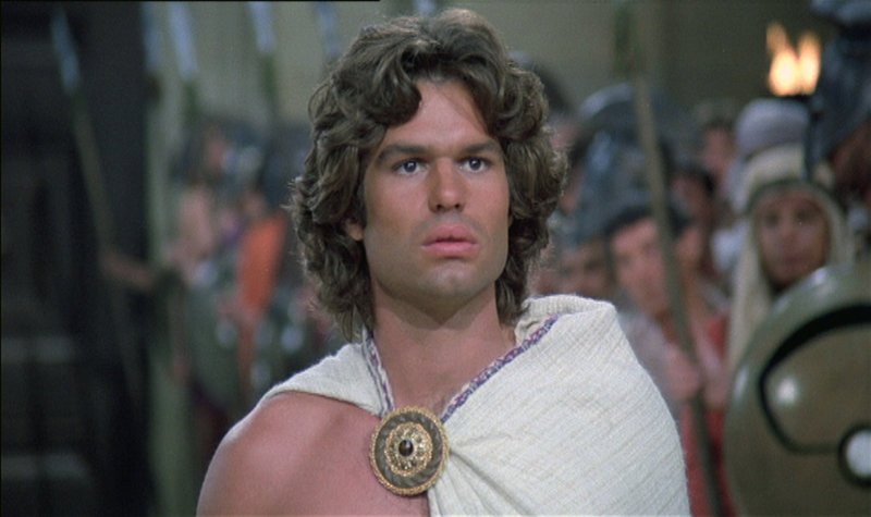Um den Zorn der Götter zu besänftigen und seine Geliebte Andromeda zu retten, muss Königssohn Perseus (Harry Hamlin) den Kampf mit einem von Meeresgott Poseidon gesandten Seemonster aufnehmen. Mit Hilfe einiger Gefährten und dem geflügelten Ross Pegasus begibt er sich auf die abenteuerliche Mission. – Bild: RTL II Um den Zorn der Götter zu besänftigen und seine Geliebte Andromeda zu retten, muss Königssohn Perseus (Harry Hamlin) den Kampf mit einem von Meeresgott Poseidon gesandten Seemonster aufnehmen. Mit Hilfe einiger Gefährten und dem geflügelten Ross Pegasus begibt er sich auf die abenteuerliche Mission. – Bild: RTL II