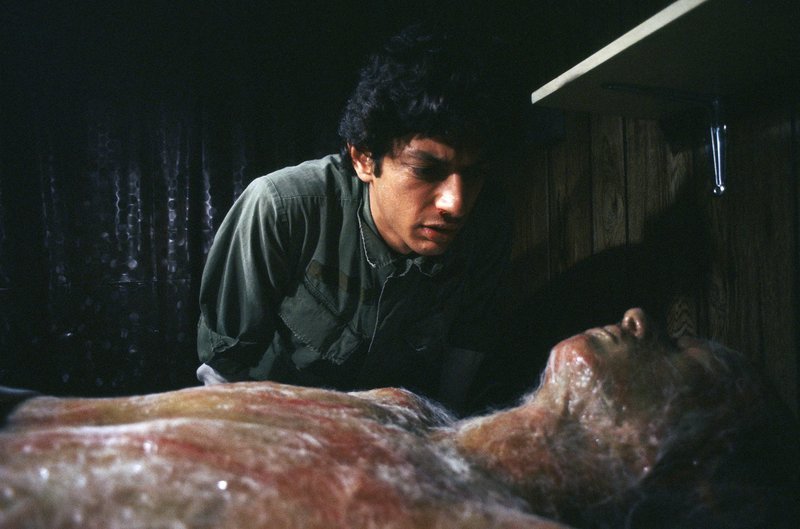 Im Bild: Jack Bellicec (Jeff Goldblum) entdeckt einen menschlichen Körper, der scheinbar eine perfekte Kopie Jacks ist. – Bild: TL5