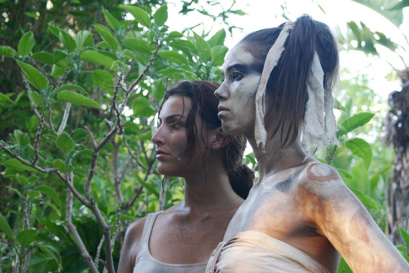 Rita Summerlee (Sarah Lieving) trifft im Dschungel auf die Eingebohrene Tianka (Boni Yanagisawa), die zu einem Kannibalenstamm gehört. – Bild: RRS