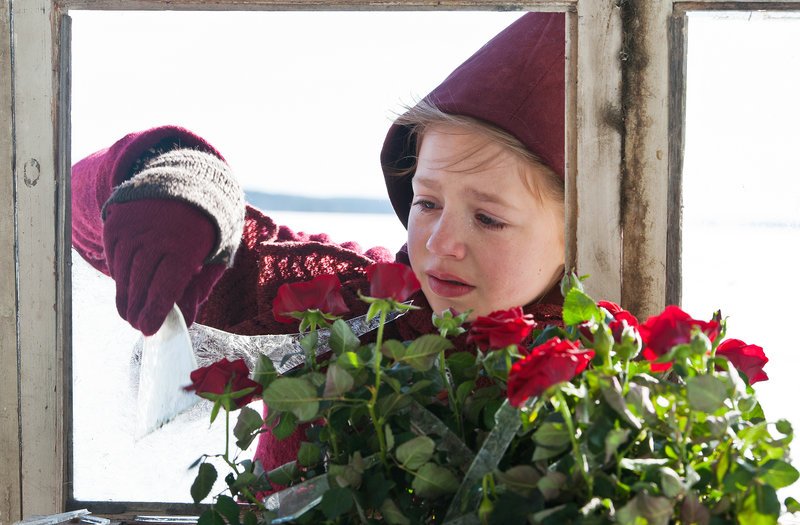 Gerda (Flora Li Thiemann) sorgt sich um die Rosen, die in einem Glashaus auch im Winter blühen. Honorarfrei – nur für diese Sendung bei Nennung ZDF und Annika Miettinen – Bild: ZDF und Annika Miettinen
