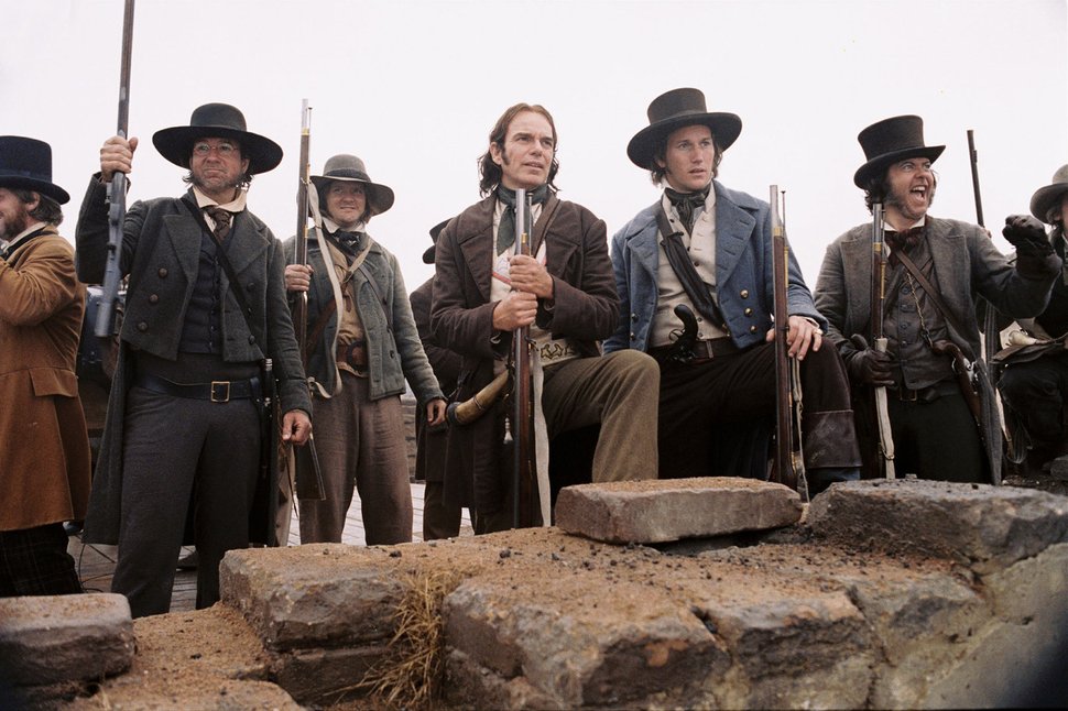 Stehen einem mehrere tausend Mann starken mexikanischen Heer gegenüber und flüchten sich in den Schutz der Alamo-Mission, die sie von nun an als Fort nutzen: Davy Crockett (Billy Bob Thornton, M.) und William Travis (Patrick Wilson, 2.v.r.)… – Bild: Servus TV