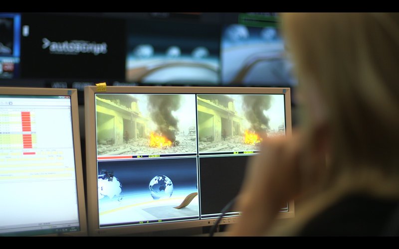 Mitarbeiter des ZDF in der Regie von „heute journal“ bei der Überprüfung von Videos aus dem Internet – Bild: ZDF und Jonas Dress