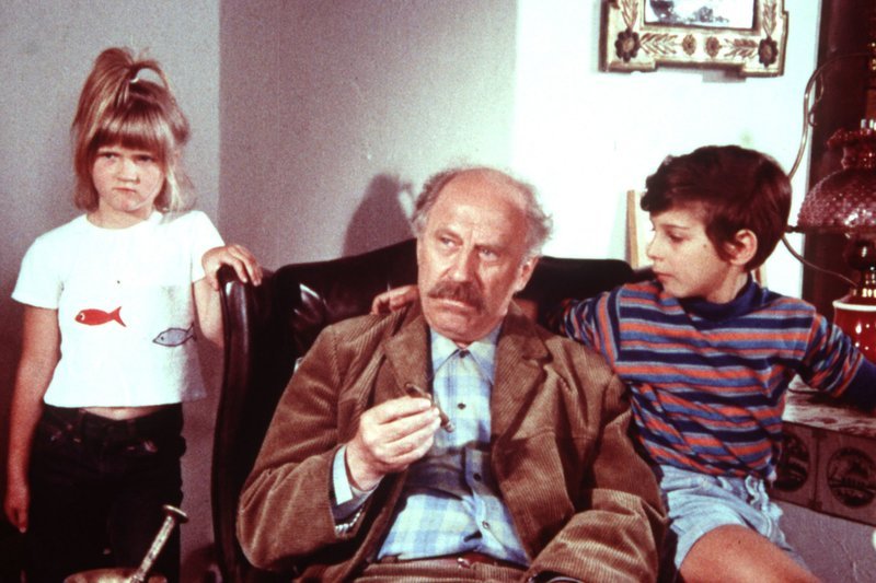 Der grantige Opa Penetcoast (Werner Hinz) hält trotz aller Streiche fest zu seinem Enkel Gaylord (Archibald Eser) und der kleinen, frechen Emma (Irina von Bentheim). – Bild: ARD Degeto