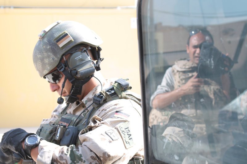 Regisseur Shaheen Dill-Riaz filmt Hauptmann Daniel vor Verlassen des Bundeswehrstützpunktes. – Bild: ZDF und Sukanta Majumdar