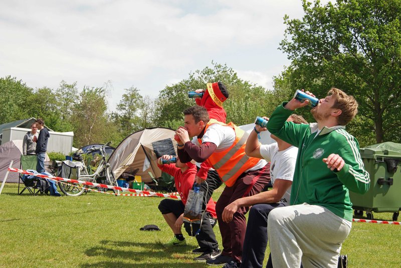 Wilde Trinkspiele und obszöne Gesänge auf dem Campingplatz – das Partyvolk sorgt an Pfingsten im Urlaubsort Renesse für ausgelassene Stimmung. – Bild: N24 Doku