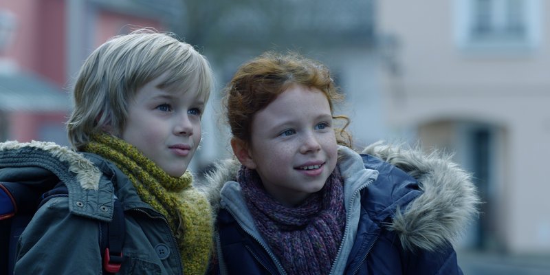 Ben (Noah Kraus) und Charlotte (Mercedes Jadea Diaz) werden Freunde, die fest zusammenhalten. – Bild: ZDF/​Alexander Fischerkoesen