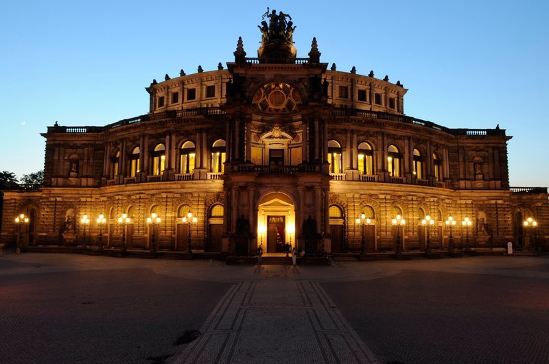 Die Semperoper in Dresden ist der Schauplatz für das Festkonzert mit Musik aus der „Fledermaus“ – Bild: ZDF und Matthias Creutziger.