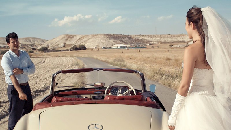 George (Orestes Sophocleous, li), Bride (Melia Kreiling, re) – Bild: Zee.One George (Orestes Sophocleous, li), Bride (Melia Kreiling, re) – Bild: Zee.One