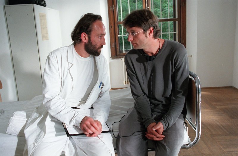 Psychiater (Karl Markovics), Thomas Reiter (Alfred Dorfer). – Bild: ORF