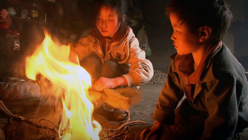Die „große“ Schwester Ying (li.) hat für sich und ihre Geschwister Feuer gemacht – Bild: ARTE France 