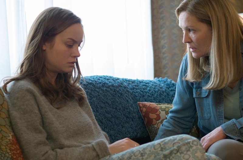 Joy (Brie Larson, li.) spricht nach ihrer Freilassung mit ihrer Mutter Nancy (Joan Allen, re.) - aber die kann ihre Tochter nicht verstehen. – Bild: arte