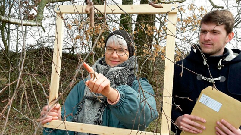 Augsburger Studenten zählen Birkenkätzchen, um die Umwelteinflüsse auf die Pollenproduktion zu untersuchen. – Bild: NDR/​Antje Büll