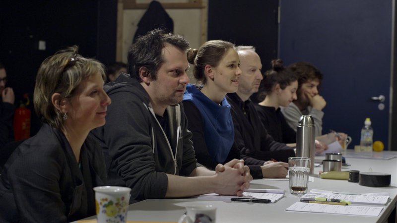 Eine Prüfkommission der Schauspielschule schaut den Bewerbern zu: Nora Somaini, Titus Georgi, Carolin Eichhorn, Onno Grohmann und Ayana Goldstein. – Bild: ZDF und Börres Weiffenbach Eine Prüfkommission der Schauspielschule schaut den Bewerbern zu: Nora Somaini, Titus Georgi, Carolin Eichhorn, Onno Grohmann und Ayana Goldstein. – Bild: ZDF und Börres Weiffenbach