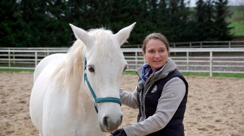 Pferdeverhaltenstrainerin Vivian Gabor mit Paddy, einem Pony mit Angststörung, das sich von seinen Besitzern weder reiten noch anfassen lässt. – Bild: NDR/​Thomas Karp