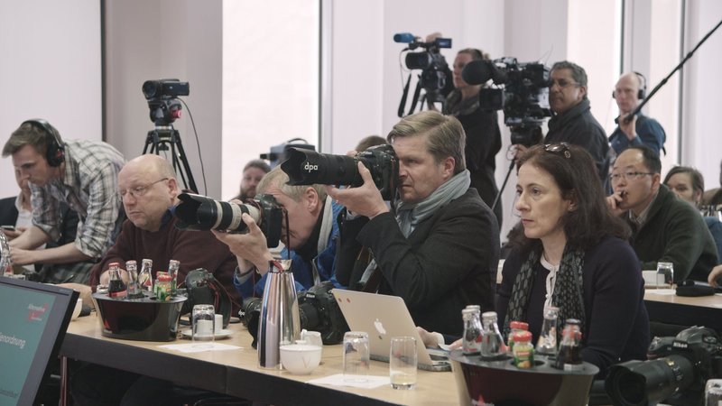 Fotografen und Journalisten während einer Pressekonferenz der AfD. – Bild: ZDF und Marie Wilke.